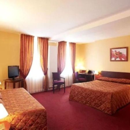 Logis Hotel Le Pelican Vernantes Room photo