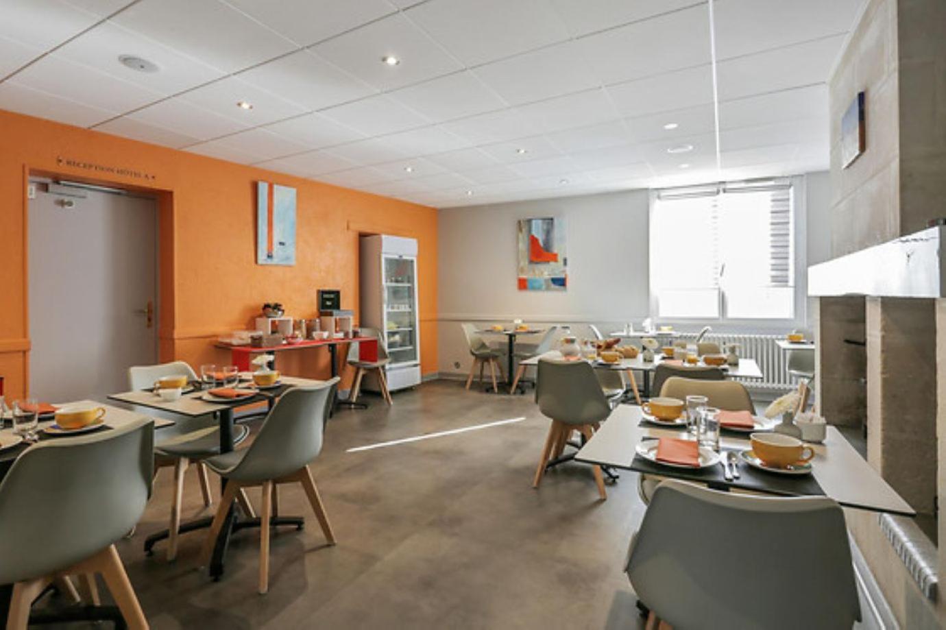 Logis Hotel Le Pelican Vernantes Exterior photo