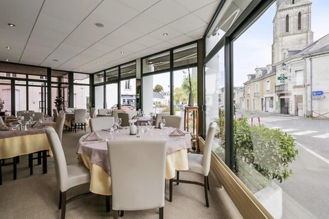 Logis Hotel Le Pelican Vernantes Exterior photo