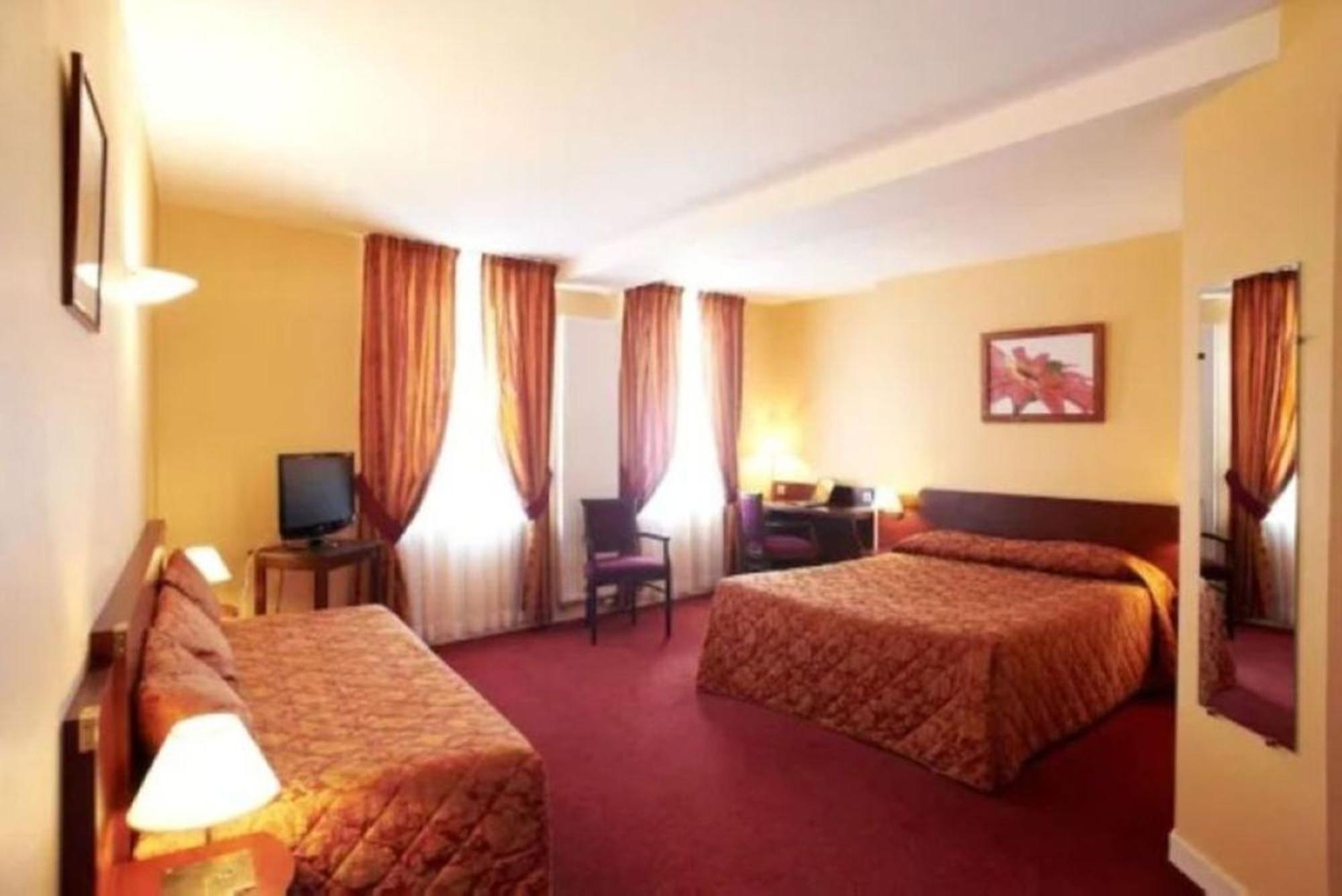 Logis Hotel Le Pelican Vernantes Room photo
