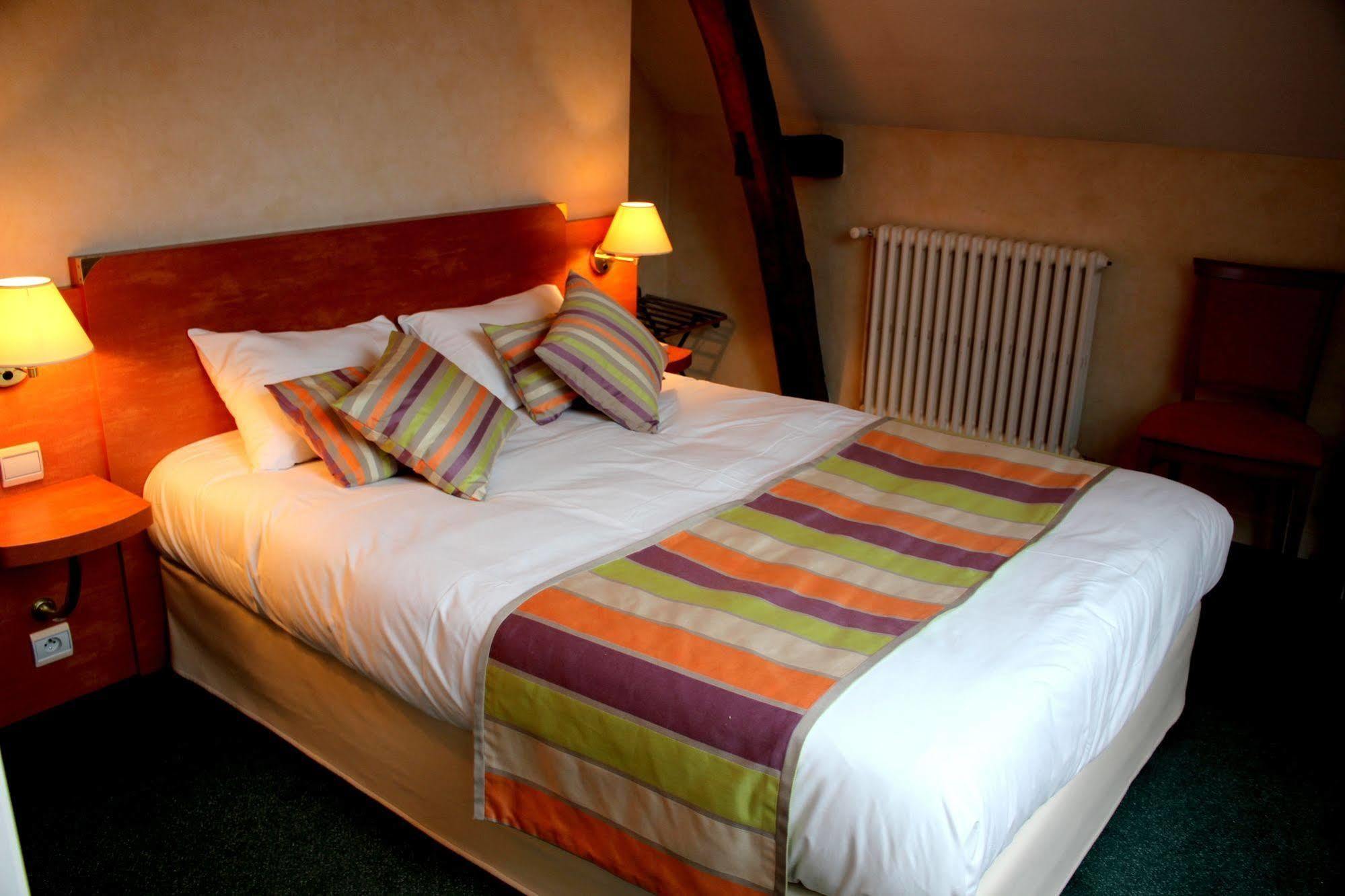 Logis Hotel Le Pelican Vernantes Exterior photo
