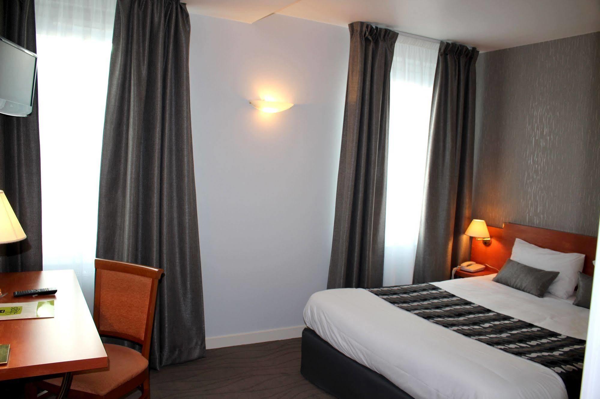 Logis Hotel Le Pelican Vernantes Exterior photo