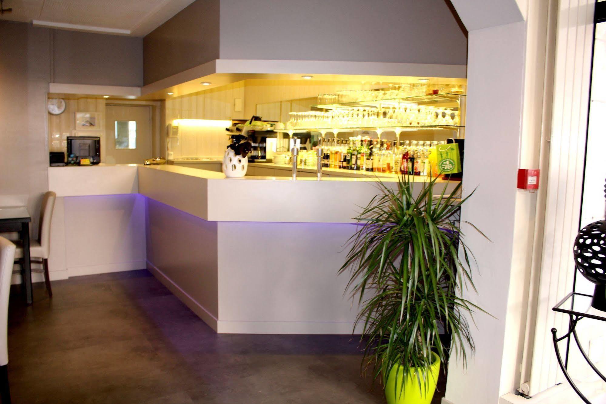 Logis Hotel Le Pelican Vernantes Exterior photo