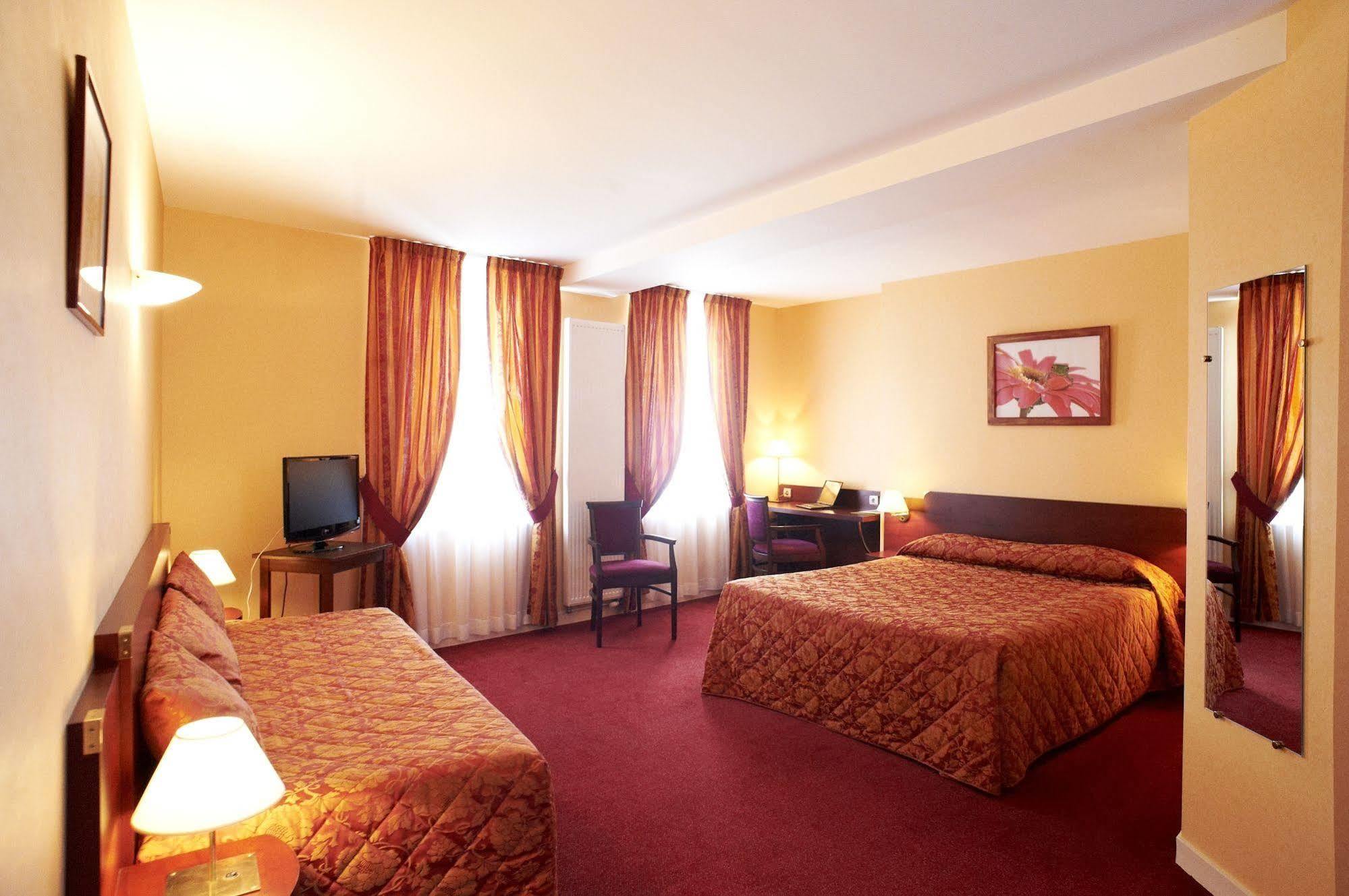 Logis Hotel Le Pelican Vernantes Exterior photo