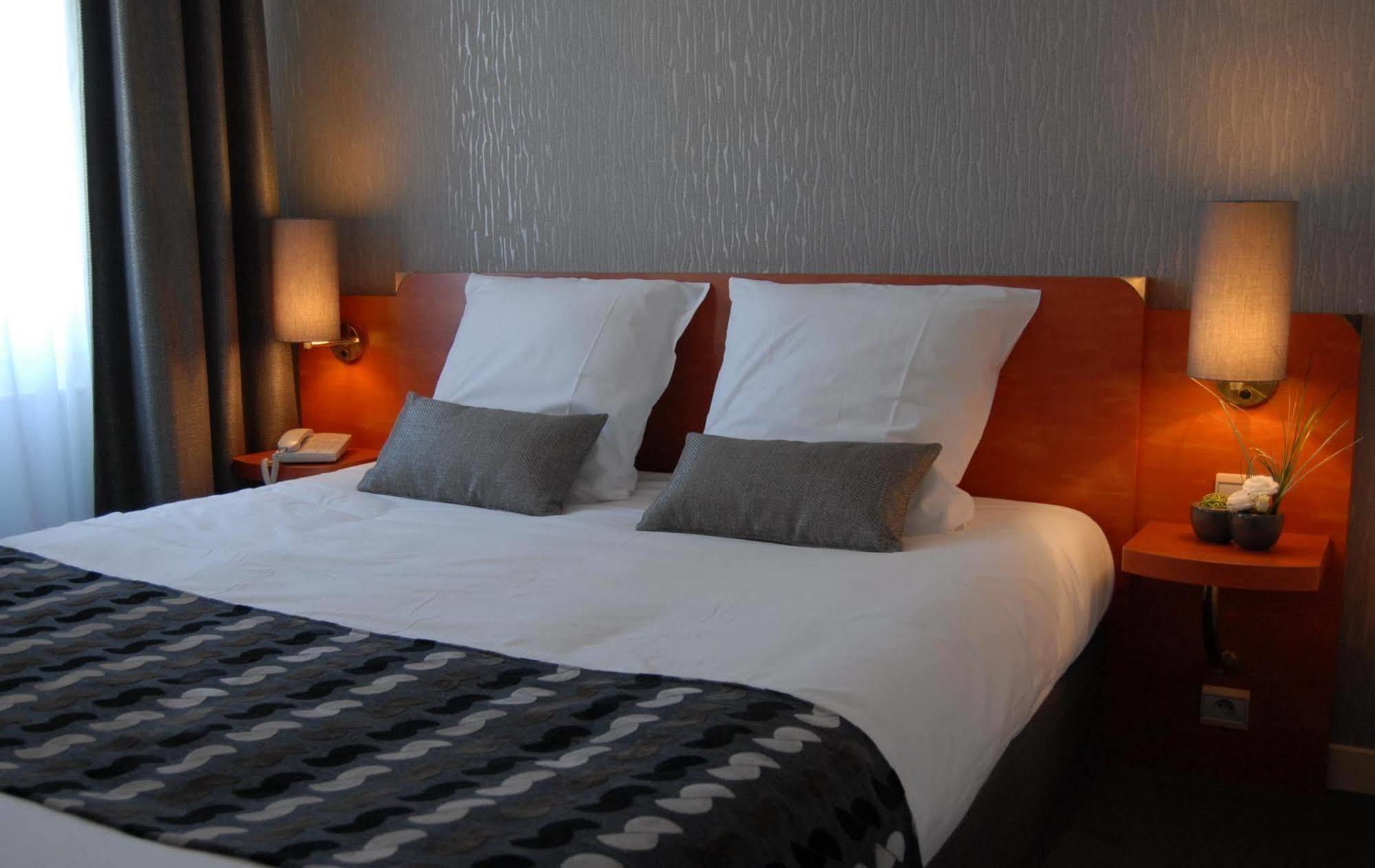 Logis Hotel Le Pelican Vernantes Exterior photo