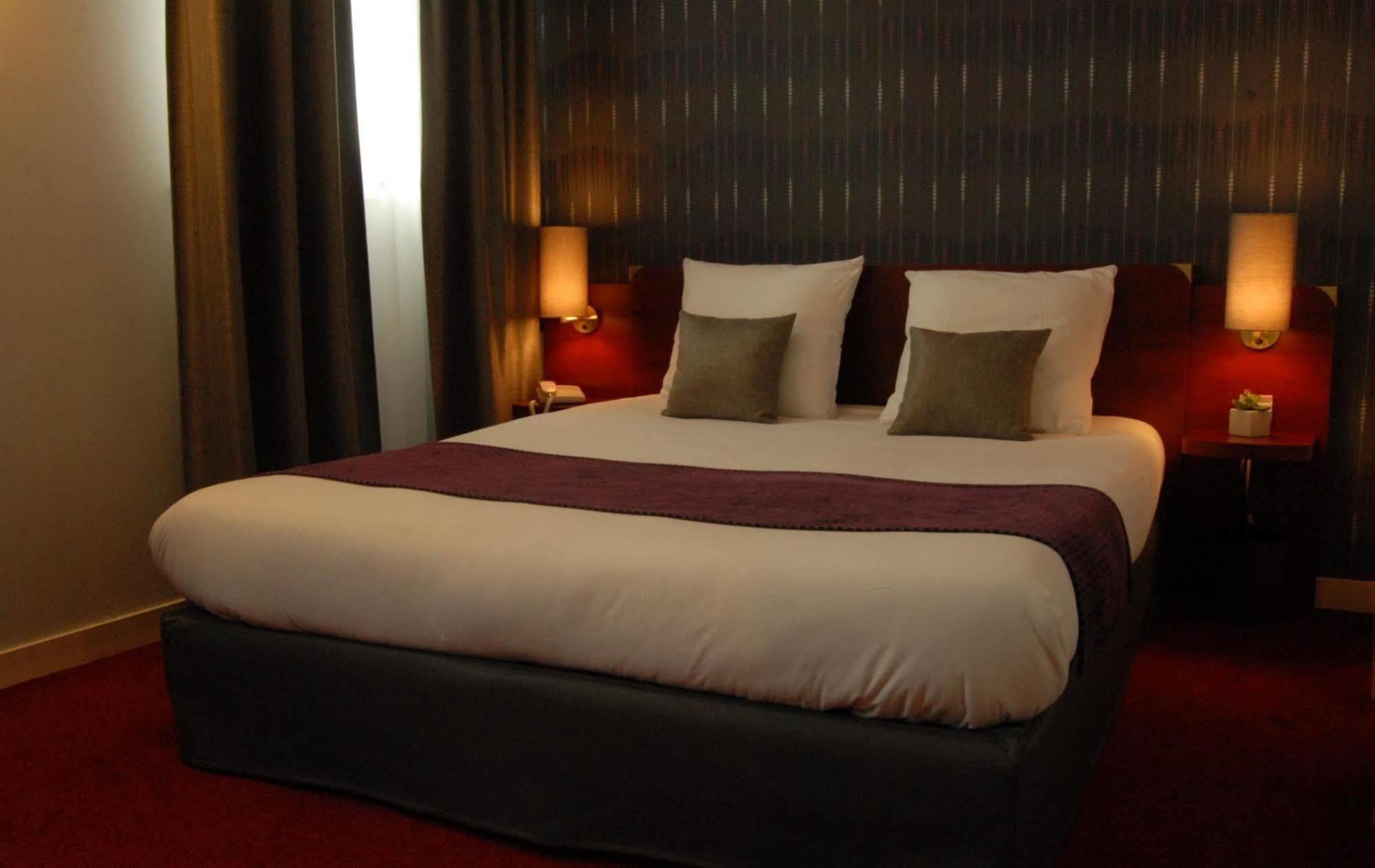 Logis Hotel Le Pelican Vernantes Exterior photo
